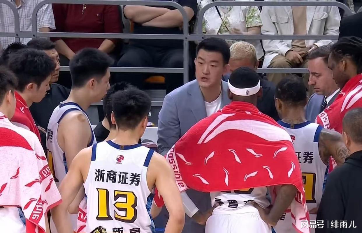 尼克斯球星的双胞胎接管发布会，萌娃抢尽风头