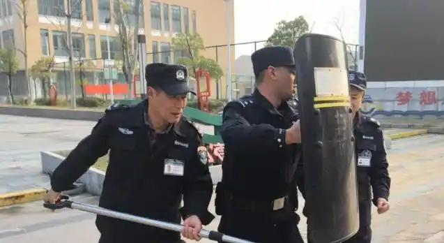 记者：字母的下家锁定在热火和凯尔特人之间，预计本周有结果