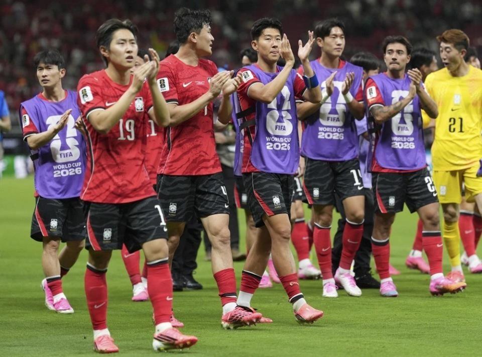 范德法特调侃日本球员“长得像”，惹祸上身