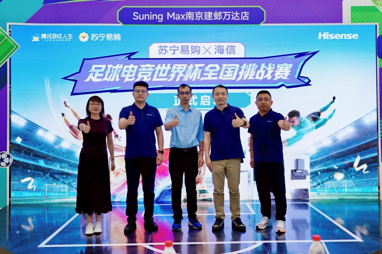 萨卡世界杯赛前和记者比飞镖